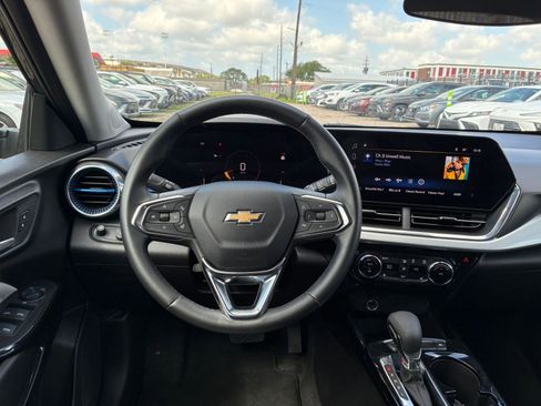 Used 2025 Chevrolet Trax LT w/ LT Convenience Package FWD image 27