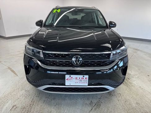 Used 2024 Volkswagen Taos SE image 3