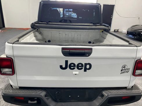 Used 2022 Jeep Gladiator Willys image 8