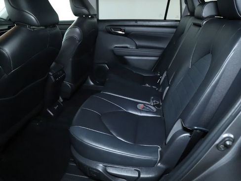 Used 2023 Toyota Highlander Limited image 34
