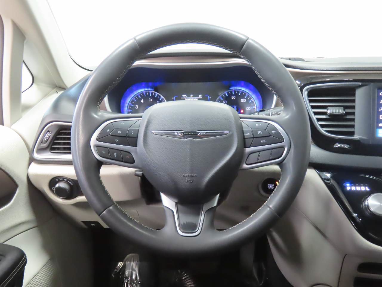 Used 2023 Chrysler Voyager LX FWD image 8