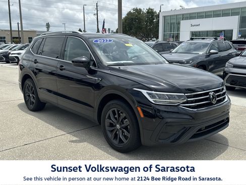 Certified 2022 Volkswagen Tiguan SE w/ Panoramic Sunroof Package FWD image 1
