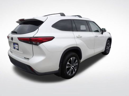 Used 2021 Toyota Highlander XLE AWD/4WD image 10