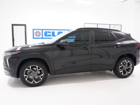 Used 2025 Chevrolet Trax LT w/ Driver Confidence Package image 10