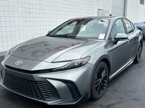 Used 2025 Toyota Camry SE FWD image 1