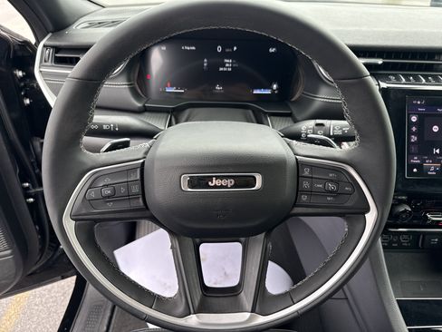 Used 2025 Jeep Grand Cherokee Altitude AWD/4WD image 24