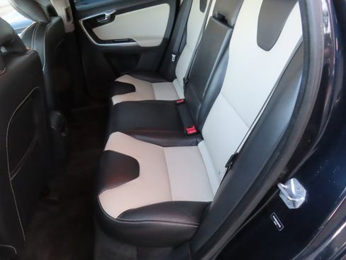 Used 2017 Volvo XC60 T6 Dynamic w/ Climate Package image 12