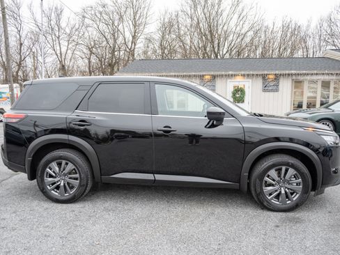 Used 2024 Nissan Pathfinder S image 12
