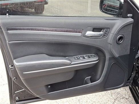 Used 2019 Chrysler 300 Limited image 12