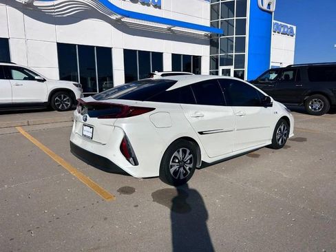 Used 2018 Toyota Prius Prime Advanced image 2