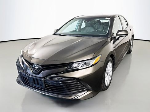 Used 2020 Toyota Camry LE image 4
