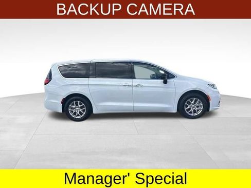 Used 2024 Chrysler Pacifica Touring-L FWD image 8