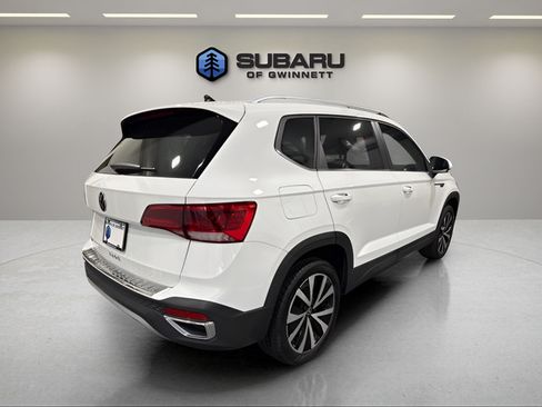 Used 2023 Volkswagen Taos SE w/ Panoramic Sunroof Package FWD image 5