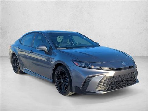 Used 2025 Toyota Camry SE FWD image 4