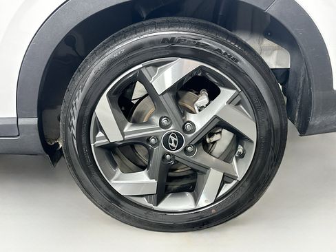 Used 2025 Hyundai Venue SEL image 11