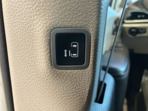 Used 2024 Chrysler Voyager LX image 27