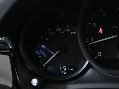 Certified 2025 Porsche Macan image 14