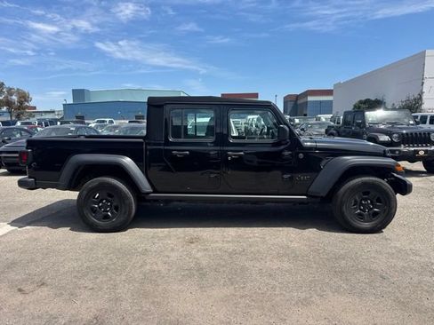 Used 2024 Jeep Gladiator Sport AWD/4WD image 4