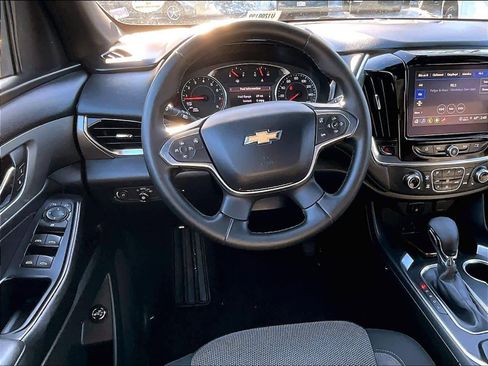 Used 2023 Chevrolet Traverse LT w/ Rear Camera Mirror Package image 18