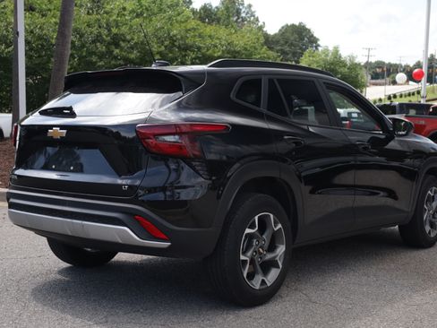 Used 2025 Chevrolet Trax LT FWD image 5