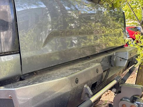 Used 2017 Nissan Titan SV image 17