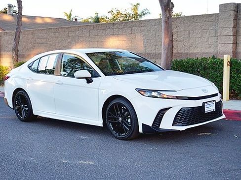 Used 2025 Toyota Camry SE image 6