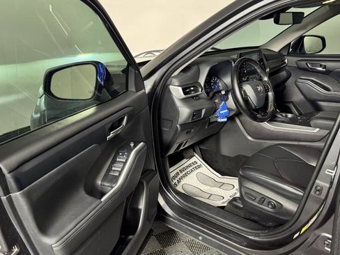 Used 2021 Toyota Highlander XLE FWD image 11