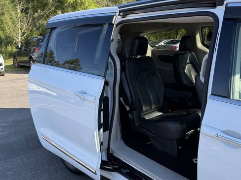 Used 2019 Chrysler Pacifica Touring-L FWD image 15