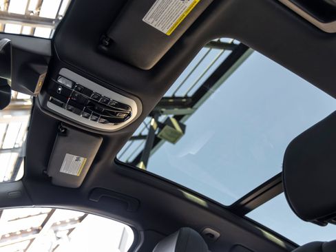 Certified 2023 Porsche Macan AWD/4WD image 27