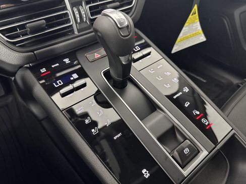 Certified 2025 Porsche Macan image 20