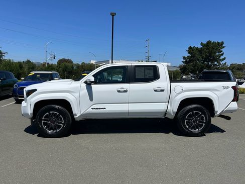Used 2025 Toyota Tacoma TRD Sport AWD/4WD image 2