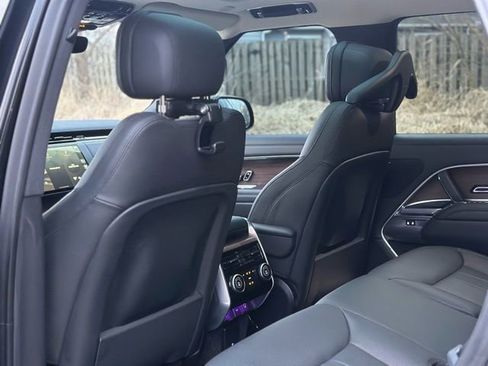Used 2025 Land Rover Range Rover SE image 16