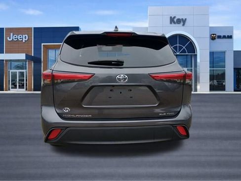 Used 2023 Toyota Highlander XLE AWD/4WD image 4