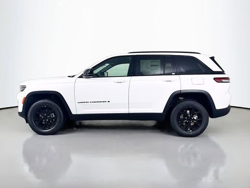 New 2025 Jeep Grand Cherokee Altitude image 4