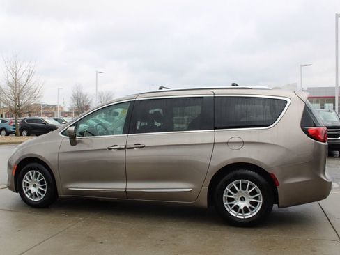 Used 2018 Chrysler Pacifica Touring-L Plus image 4