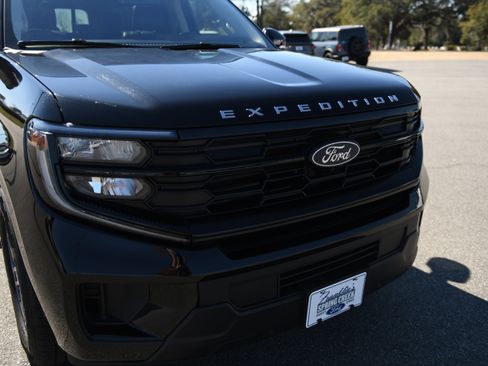 Used 2025 Ford Expedition Active image 7