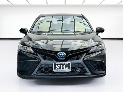Used 2022 Toyota Camry SE FWD image 2