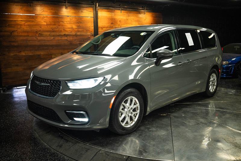 Used 2023 Chrysler Pacifica Touring-L FWD image 2