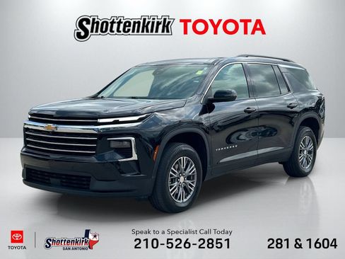 Used 2025 Chevrolet Traverse LT FWD image 1