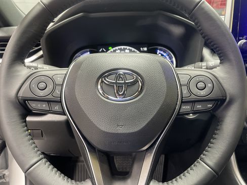 Used 2025 Toyota RAV4 SE image 18