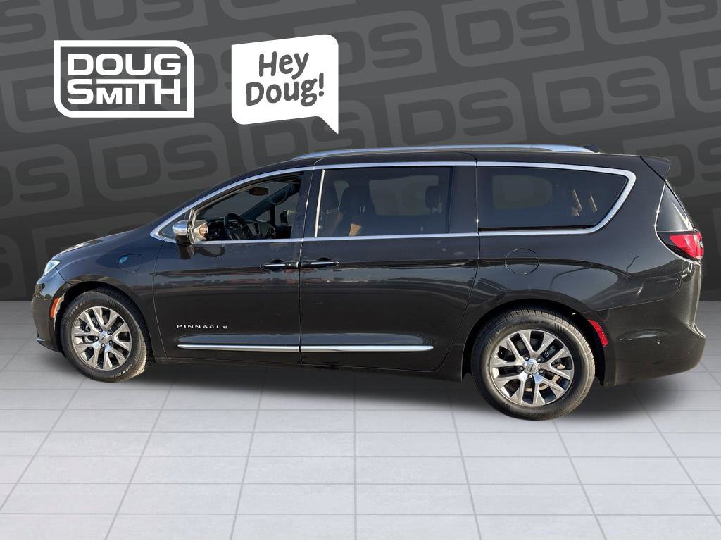 Used 2022 Chrysler Pacifica Pinnacle FWD image 2