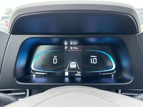 Used 2025 Hyundai Elantra Sport image 13