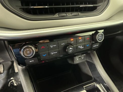 Used 2025 Jeep Compass Limited AWD/4WD image 30