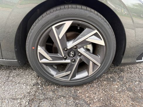 New 2026 Hyundai Elantra Limited FWD image 9