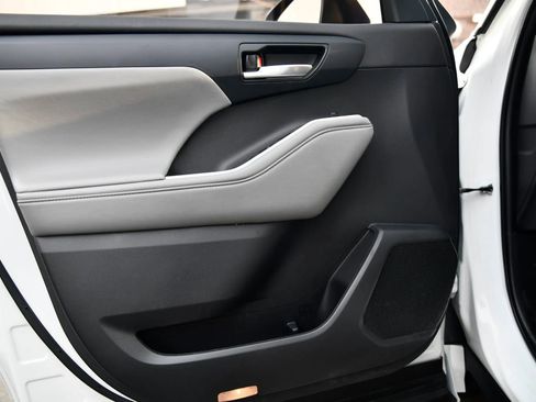 Used 2023 Toyota Highlander XLE image 9