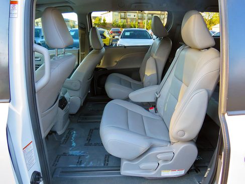 Used 2020 Toyota Sienna XLE image 14