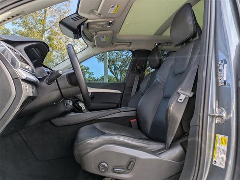 Used 2018 Volvo XC90 T6 Momentum image 2