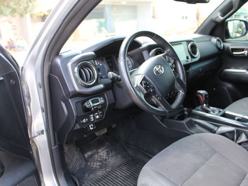 Used 2017 Toyota Tacoma TRD Off-Road image 7