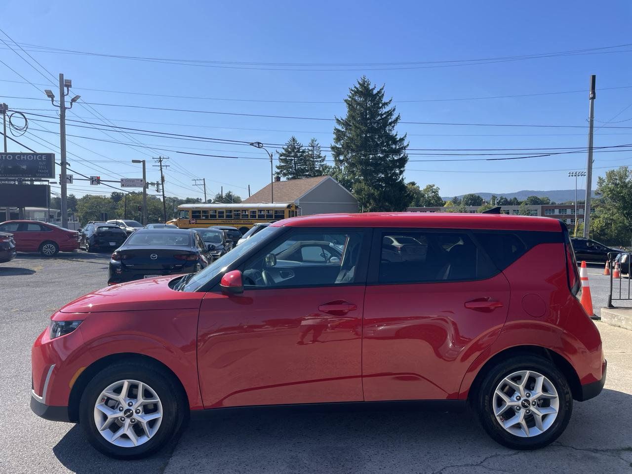 Used 2025 Kia Soul LX w/ LX Technology Package FWD image 11