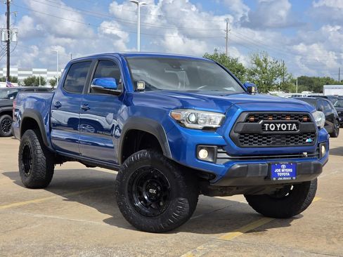 Used 2018 Toyota Tacoma TRD Off-Road AWD/4WD image 2